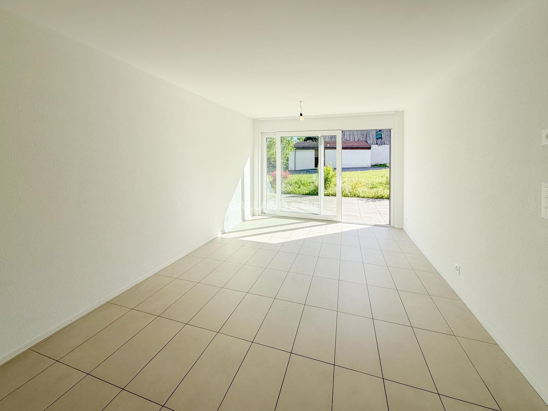 Heller leerer Wohnraum mit Terrassentür