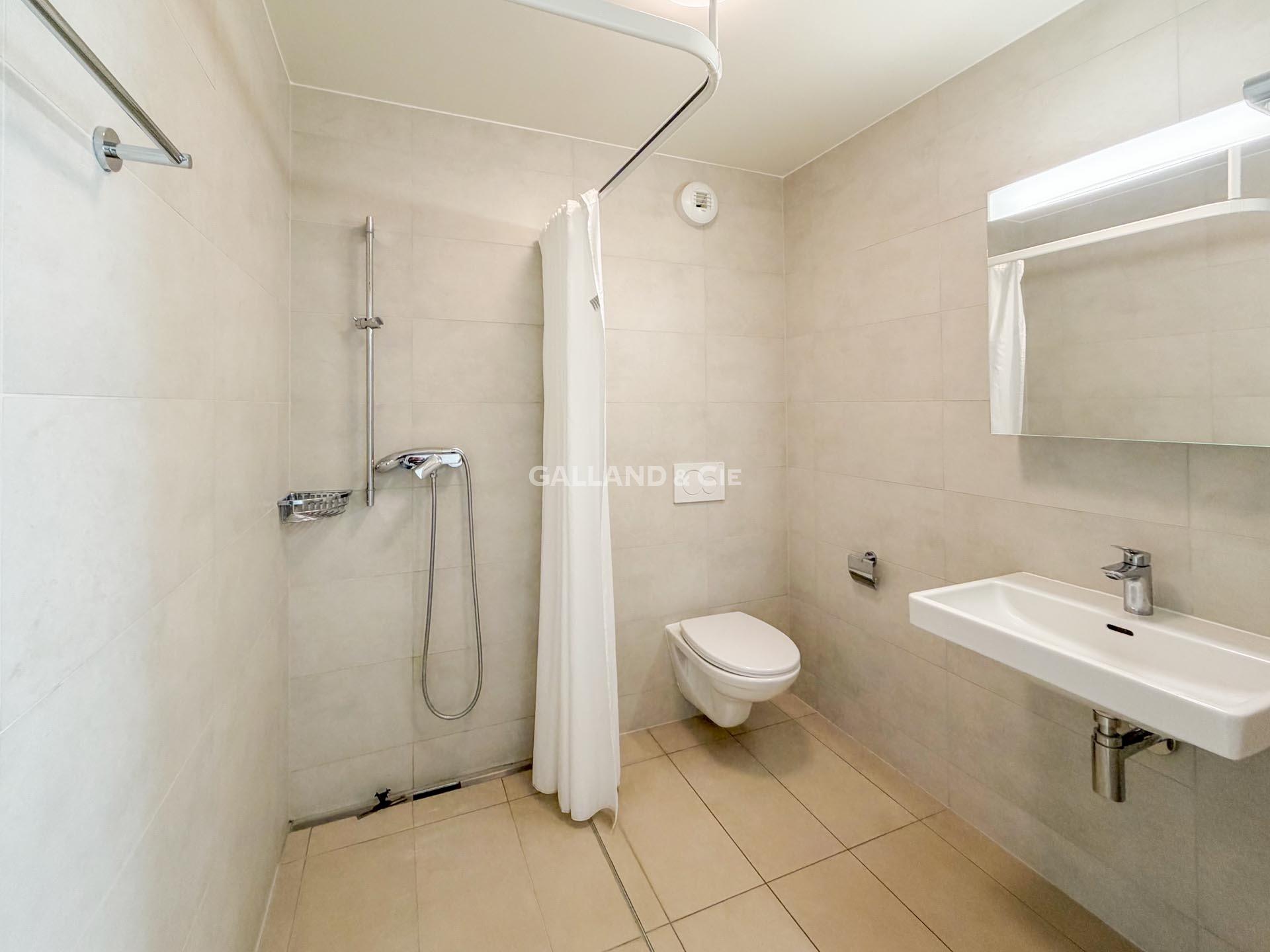 Modernes Badezimmer mit begehbarer Dusche