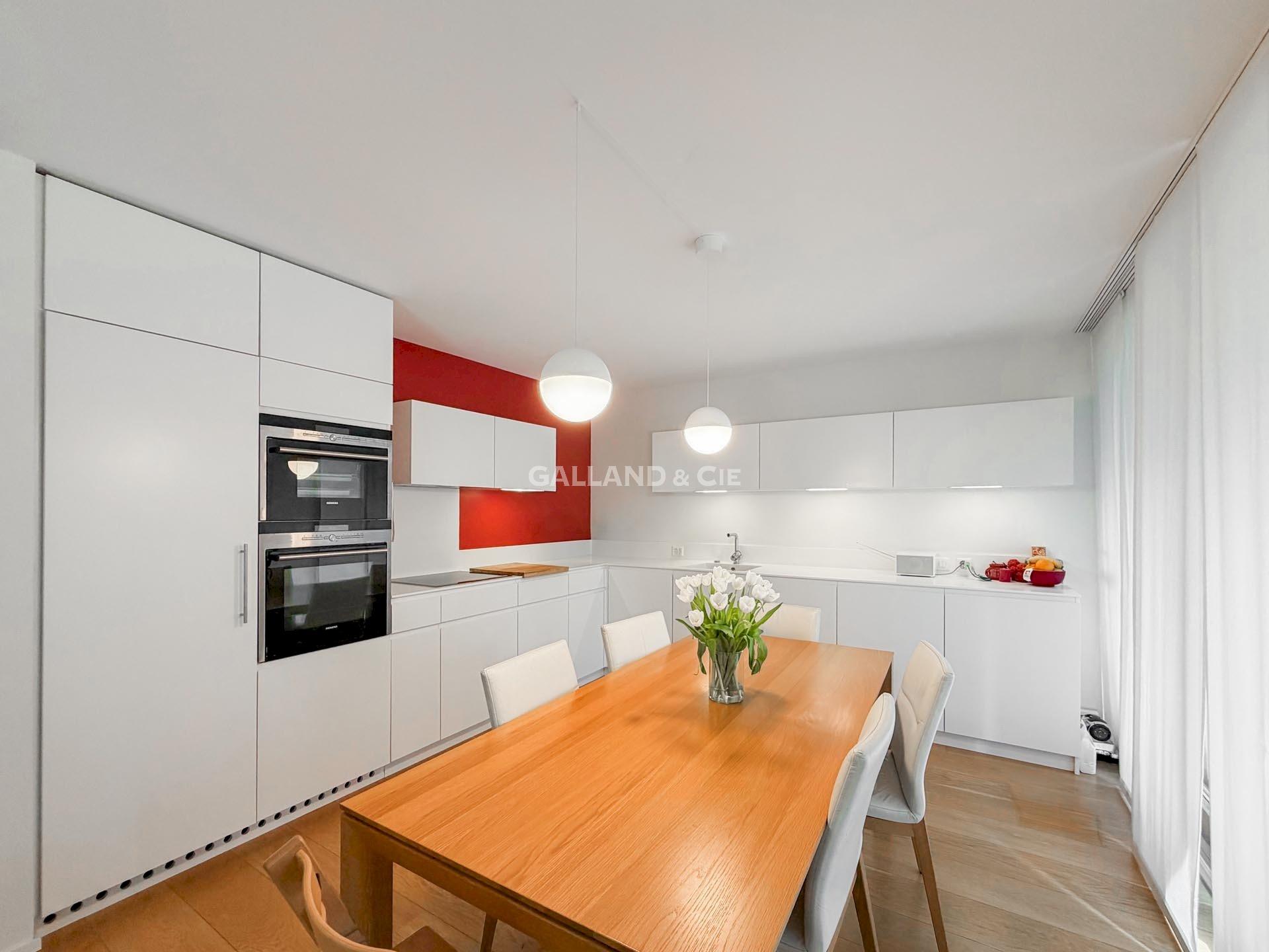 Moderne helle Küche mit Essbereich