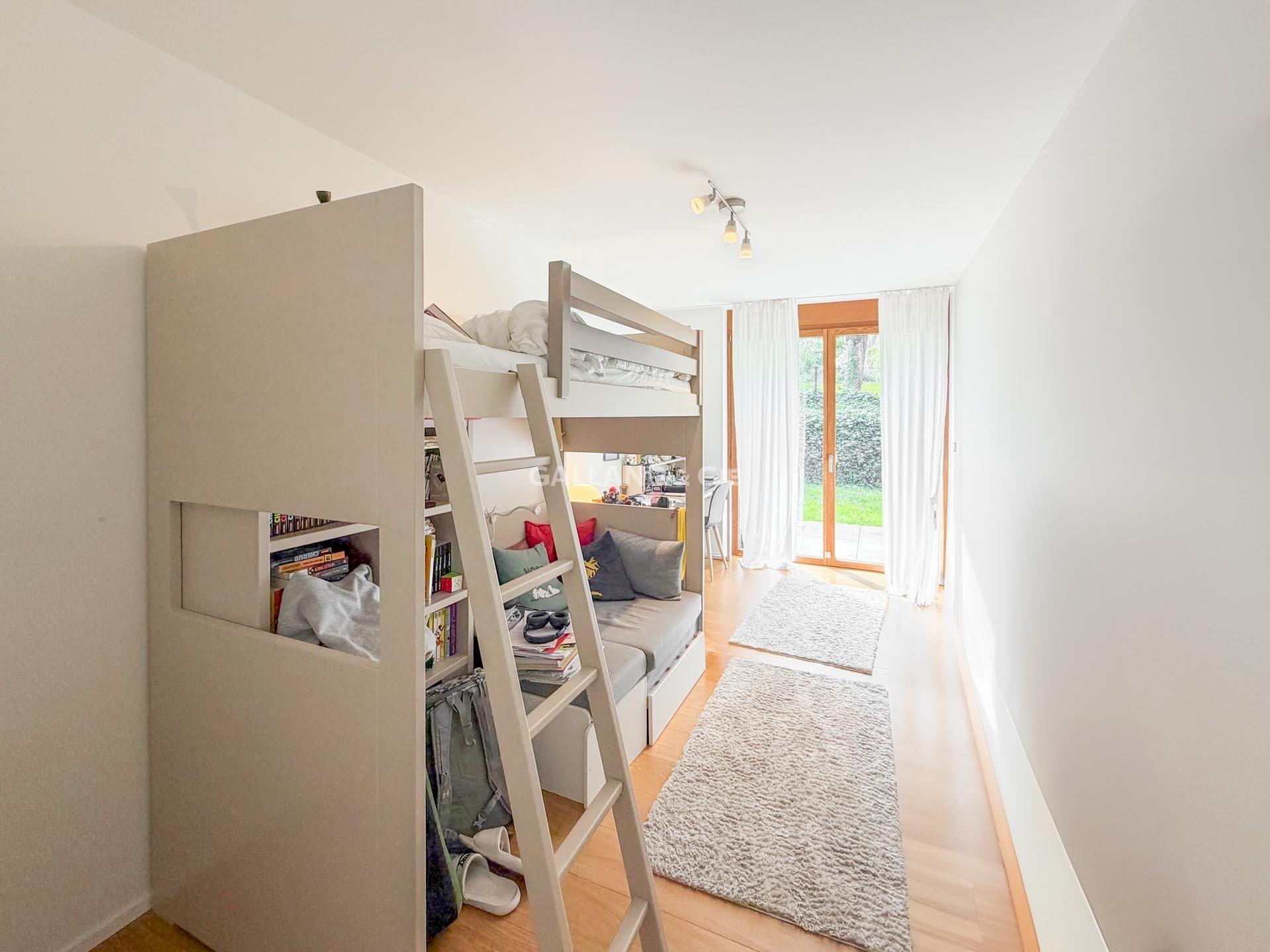 Kinderzimmer mit Hochbett und Gartenzugang