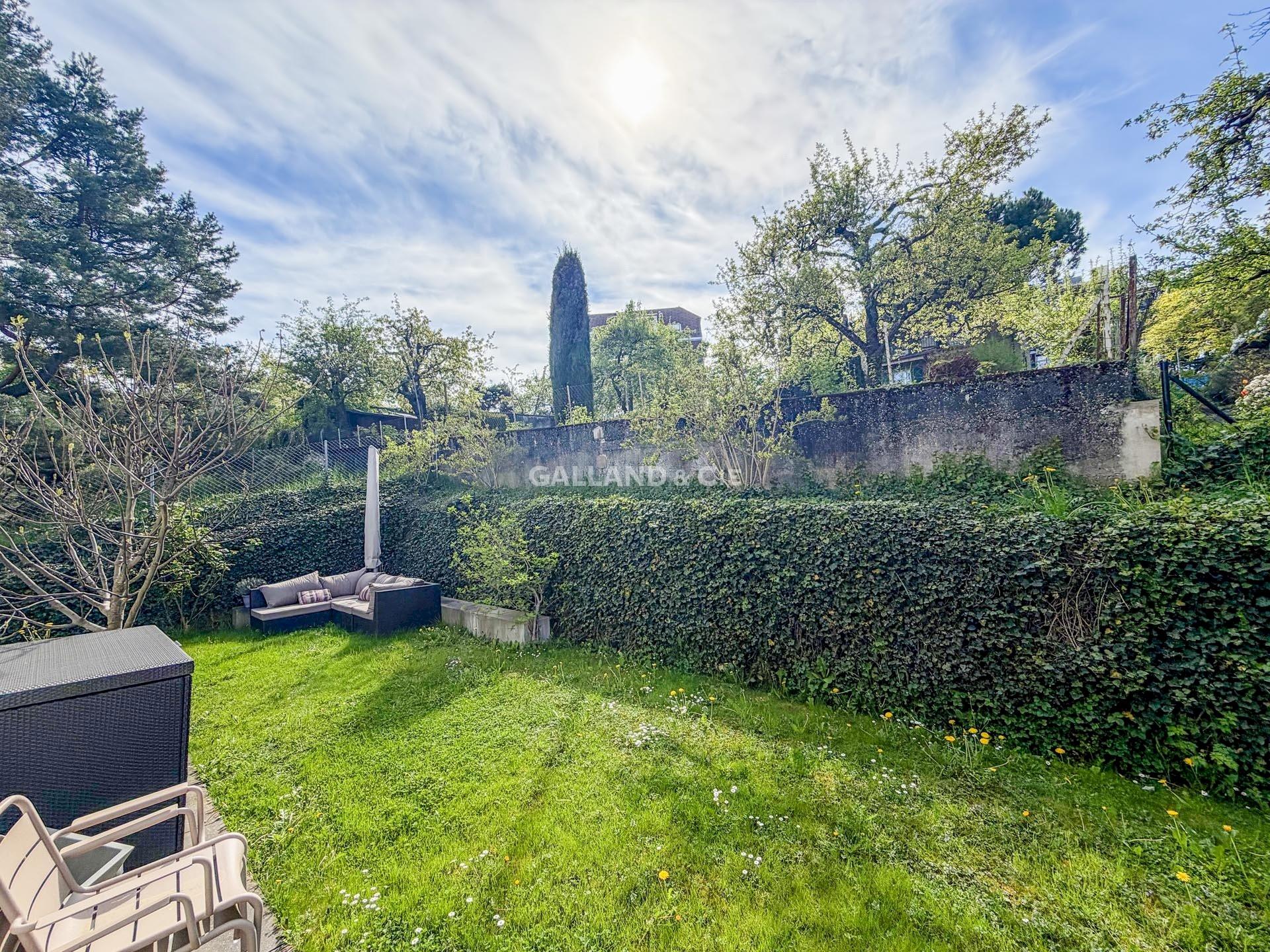 Garten mit Sitzbereich
