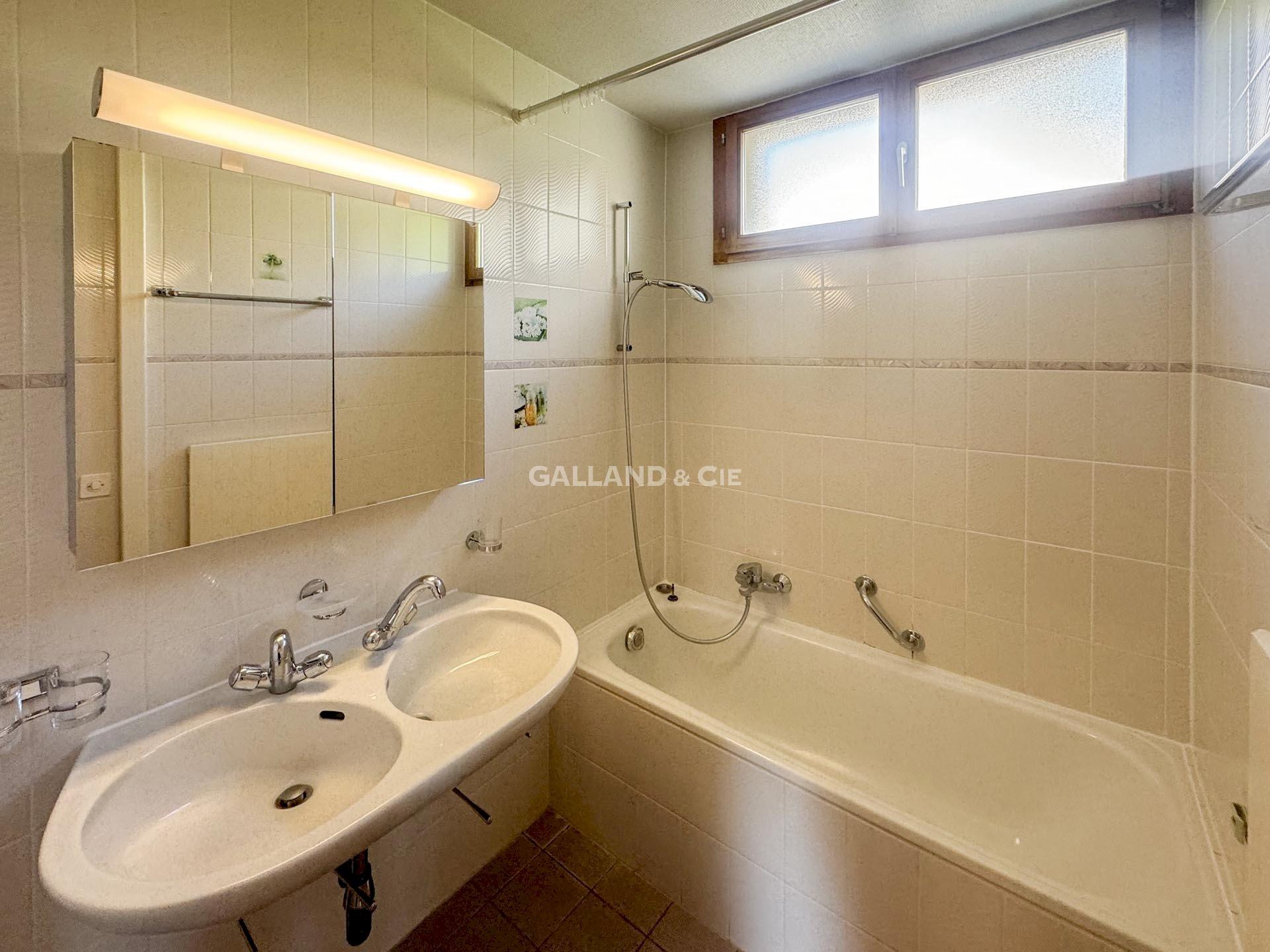 Helles Badezimmer mit Wanne und Doppelwaschbecken