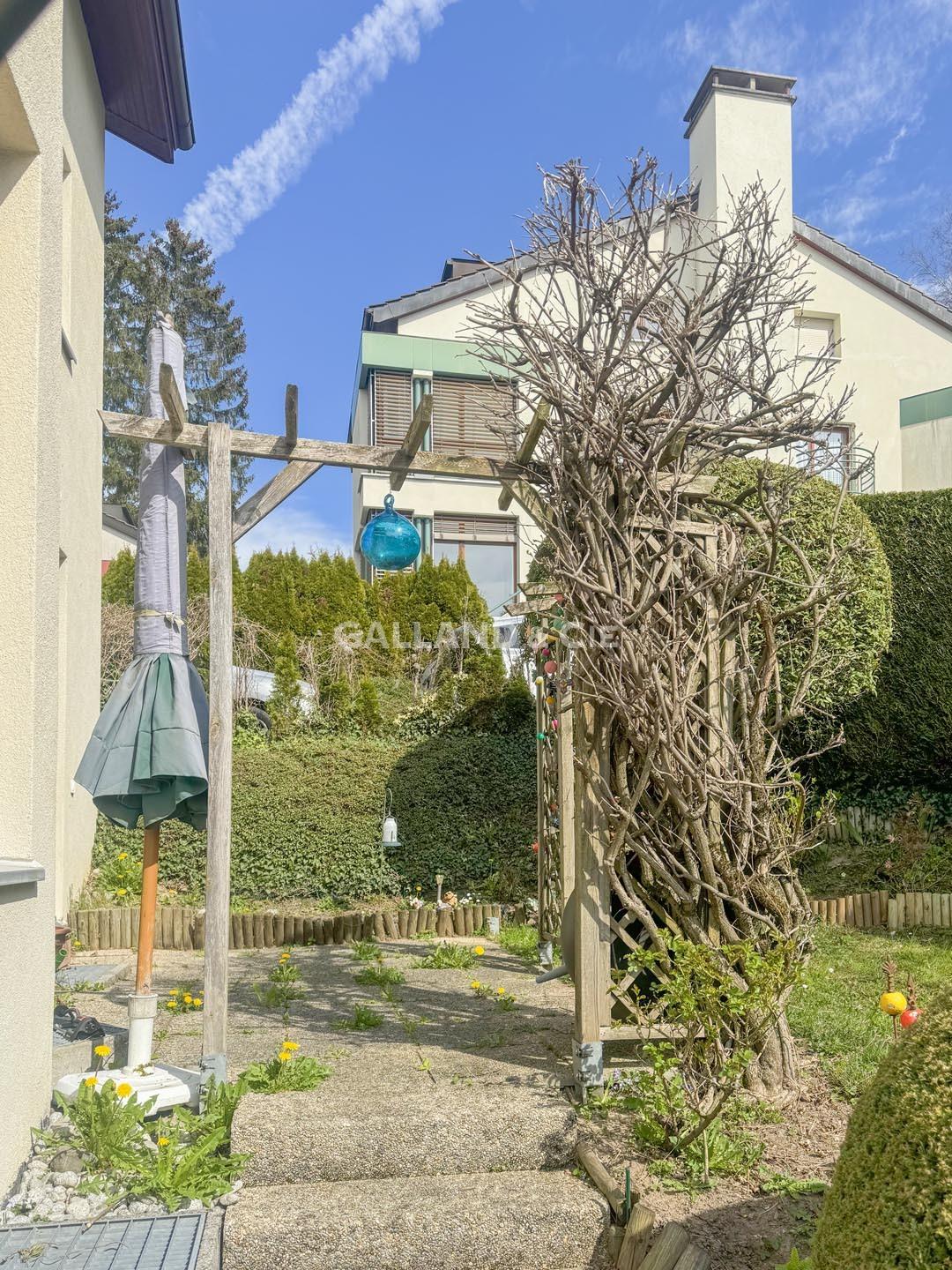Garten mit Pergola und Wohnhaus