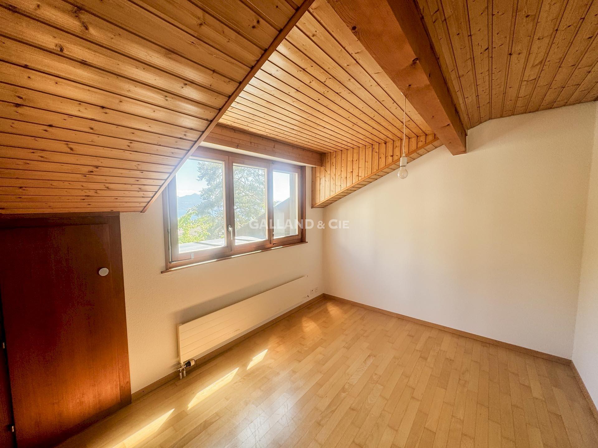 Dachgeschosszimmer mit Holztäfelung