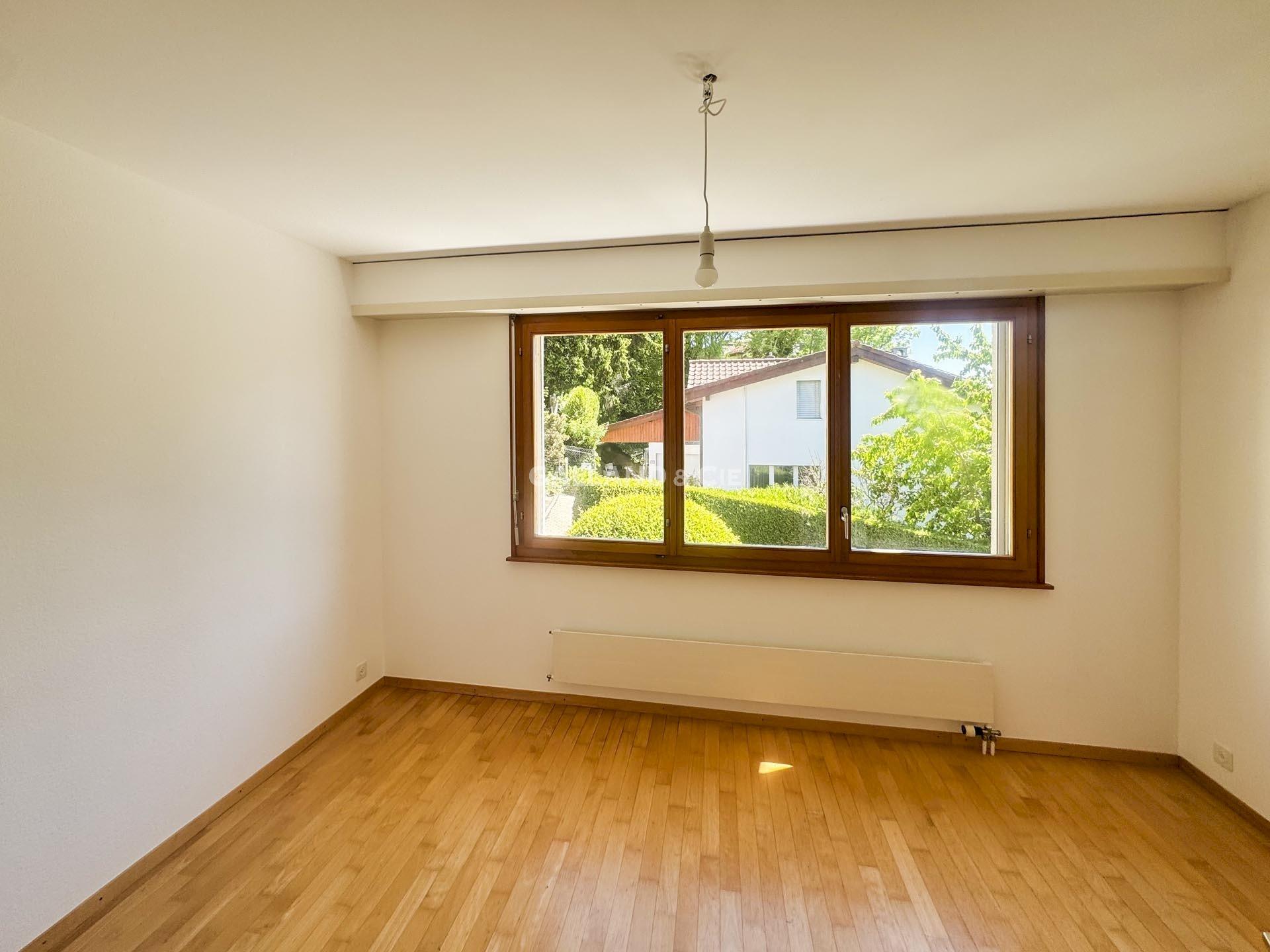 Leerer Wohnraum mit Holzfenster