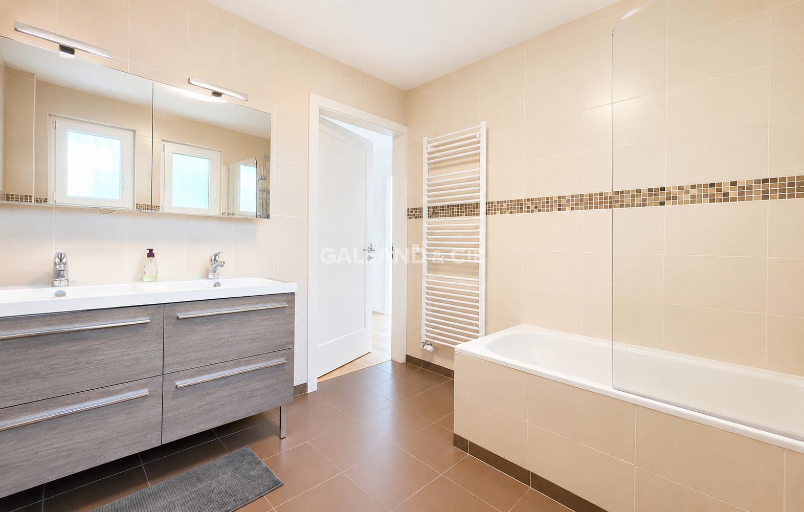 Modernes Badezimmer mit Wanne und Doppelwaschtisch