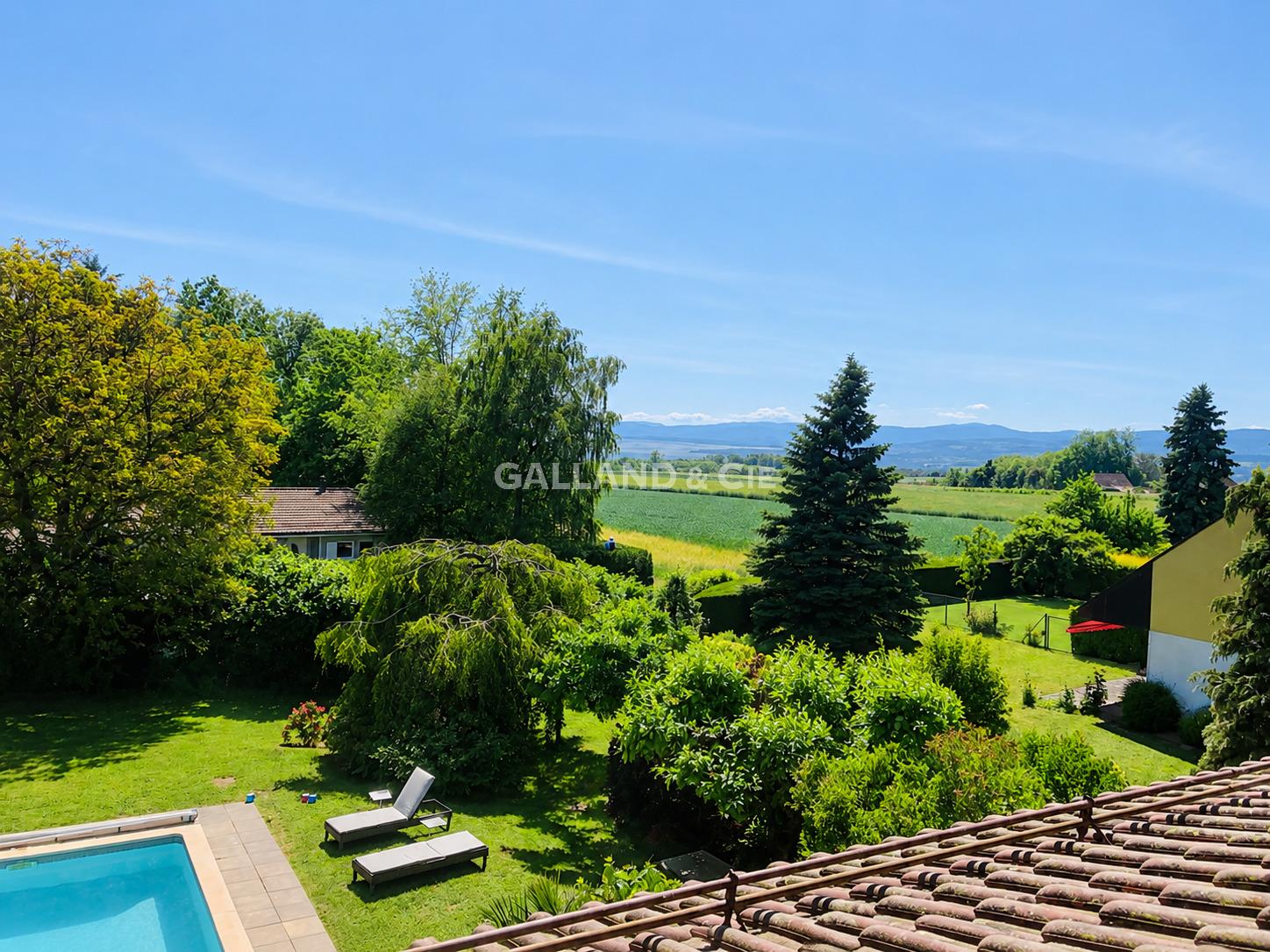 Garten mit Pool und weiter Landschaftsblick