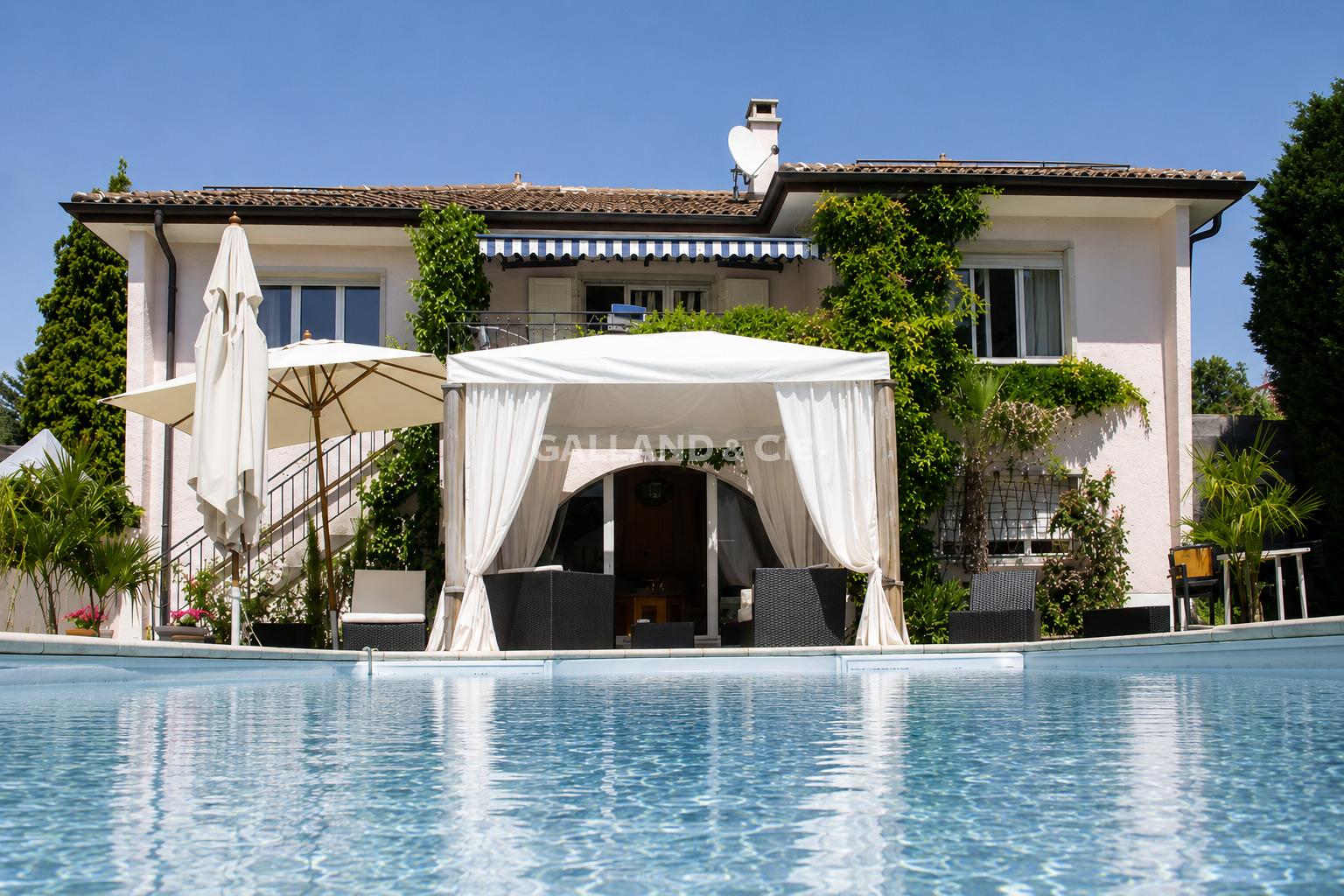 Villa mit Pool und Lounge-Bereich