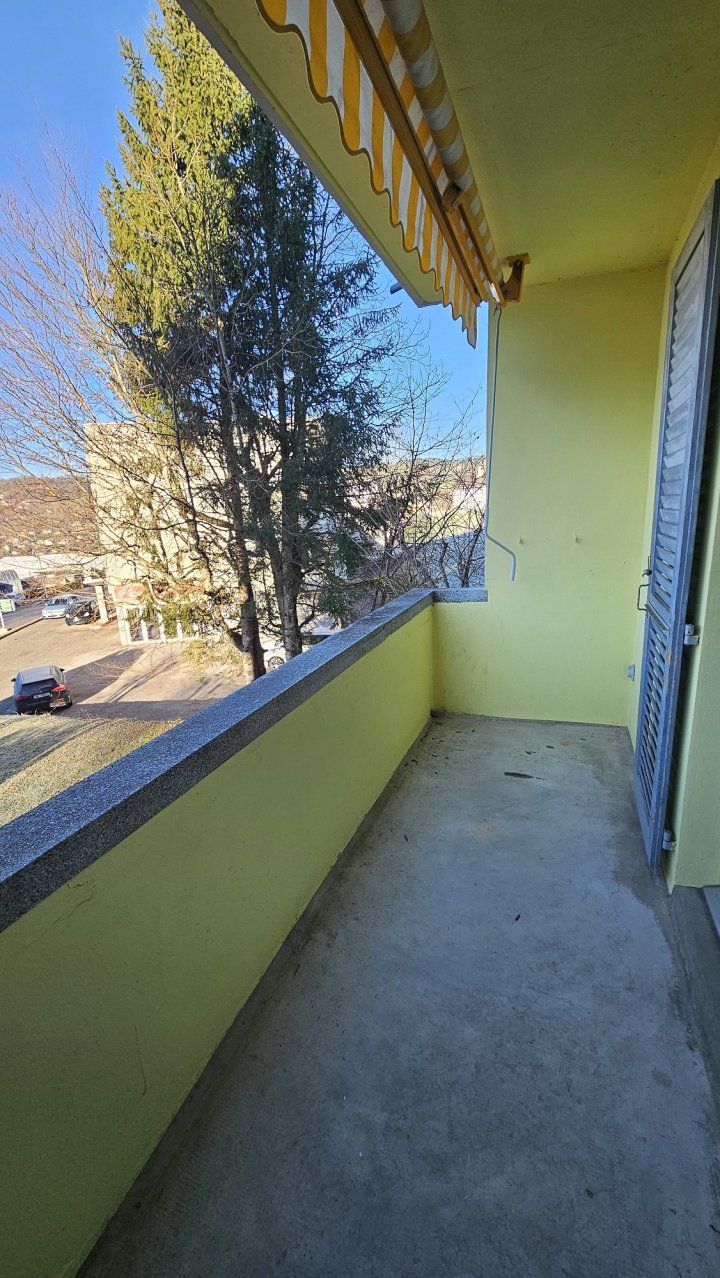 Balkon mit Geländer und Markise