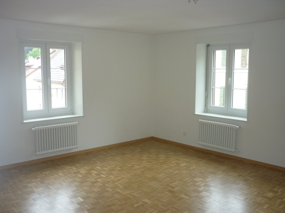 Leeres Zimmer mit zwei Fenstern