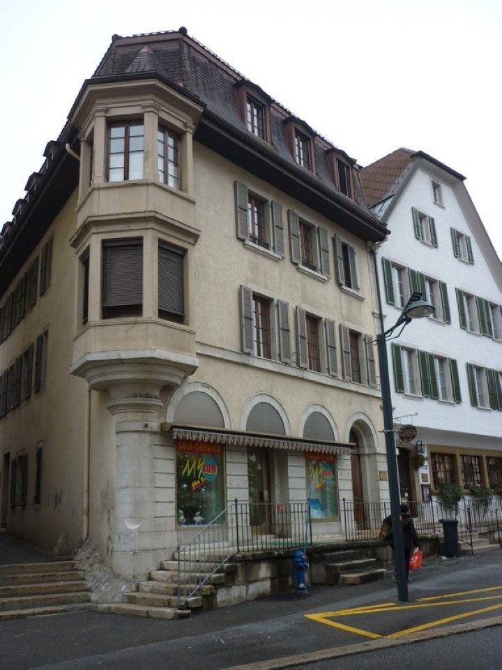 Historisches Mehrfamilienhaus an der Straße