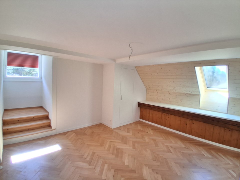 Leerer Dachraum mit Holzverkleidung
