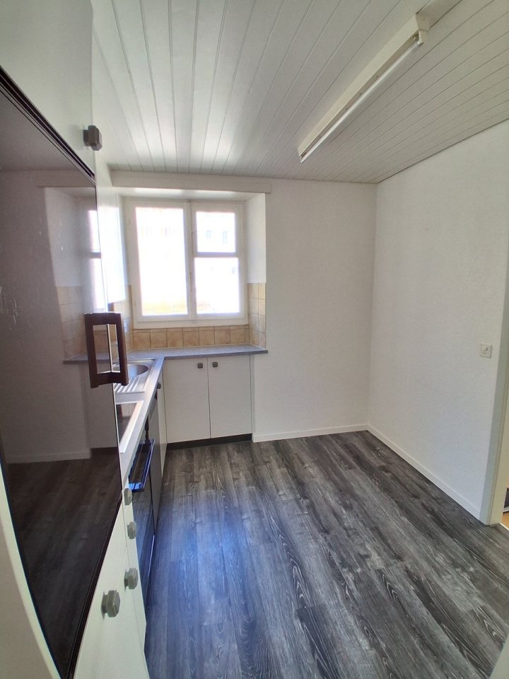 Kleiner Küchenraum mit Fenster