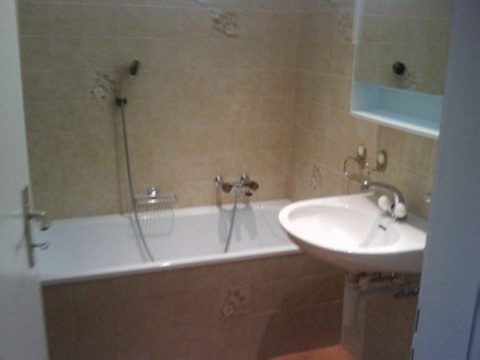 Badezimmer mit Wanne und Waschbecken