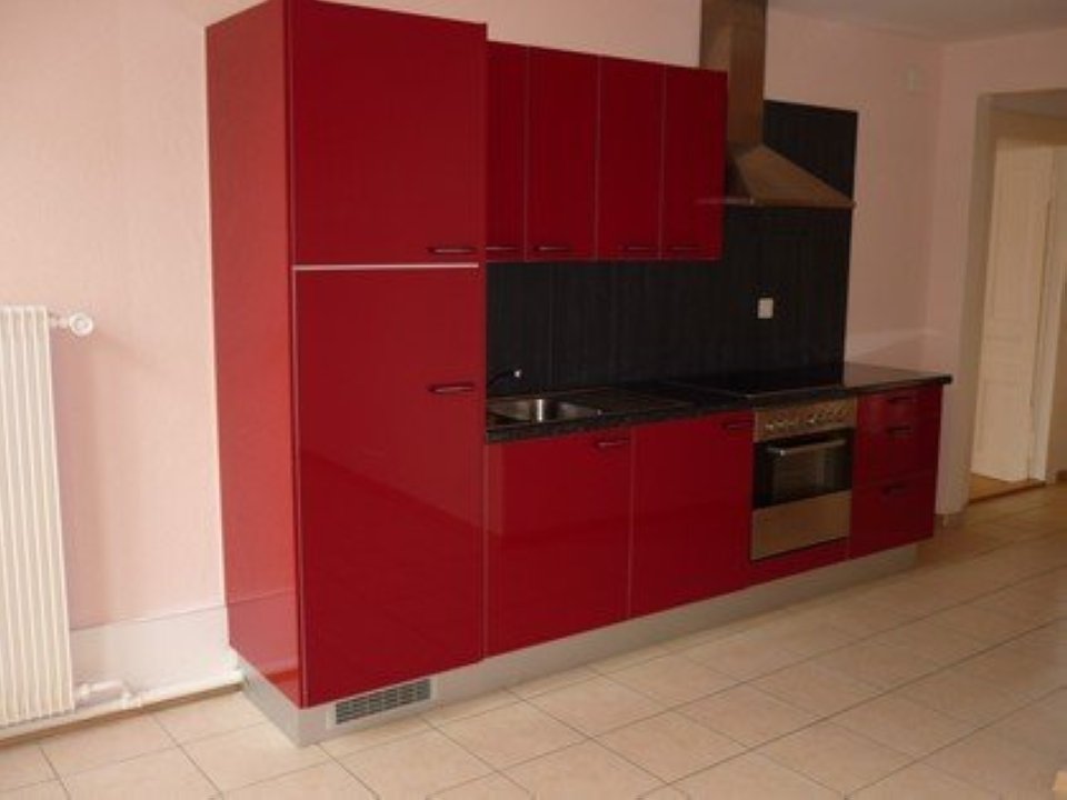 Rote Einbauküche mit schwarzen Arbeitsflächen