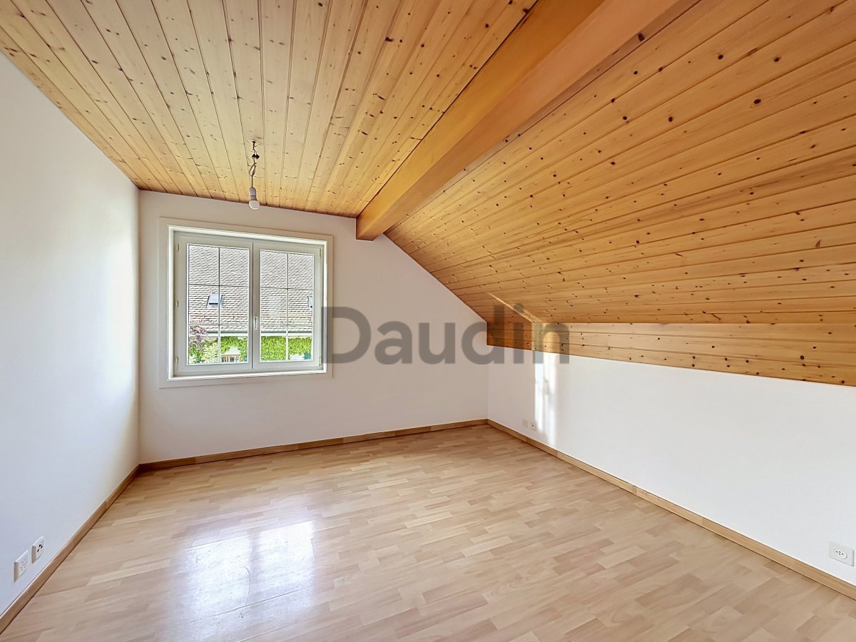 Dachgeschosszimmer mit Holzdecke