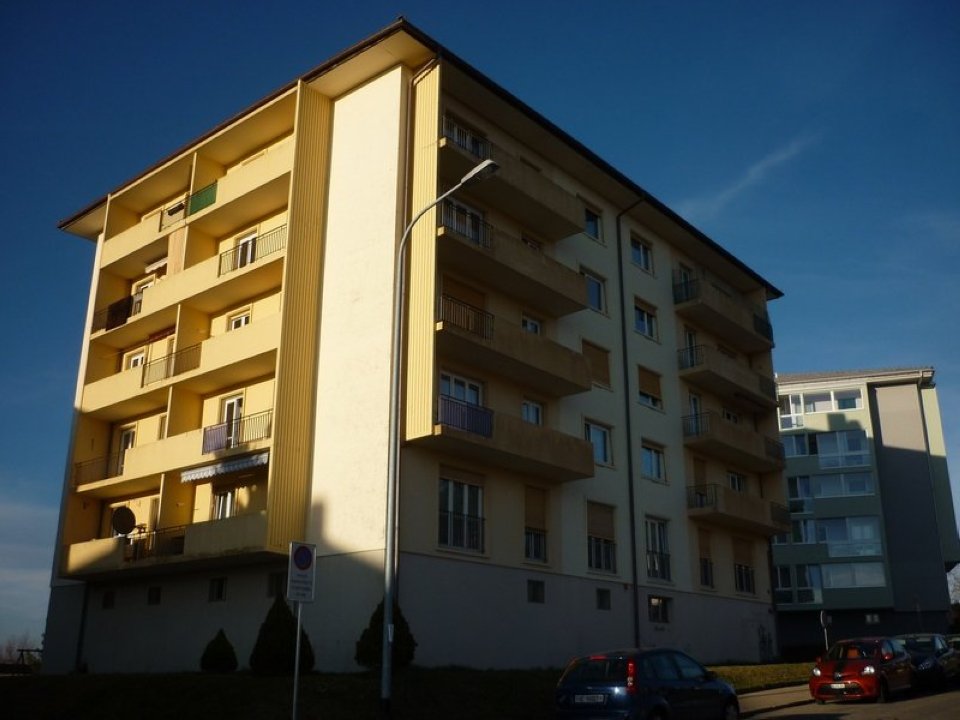 Wohnhaus mit Balkonen bei tief stehender Sonne