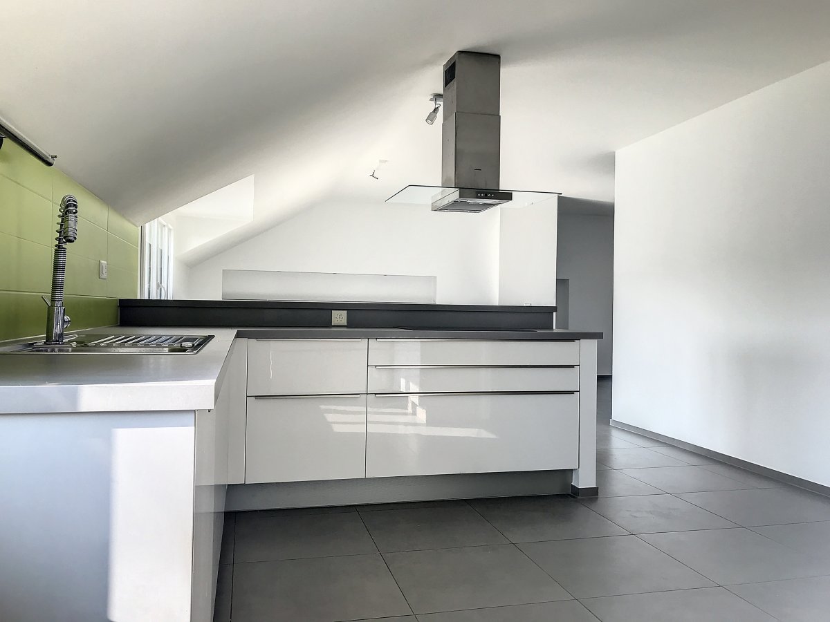 Moderne Küche mit Dachschräge