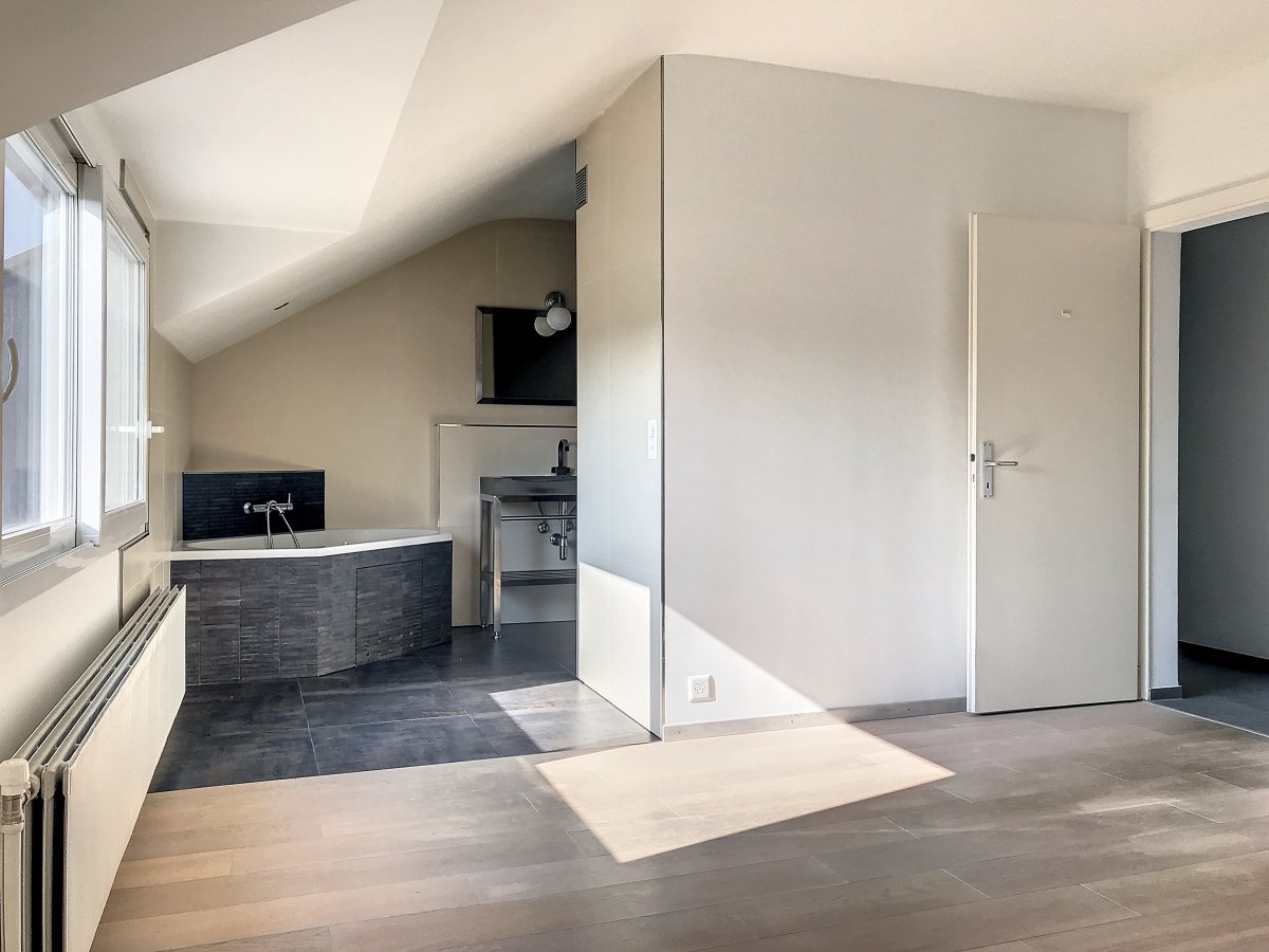 Helles Badezimmer mit Dachschräge
