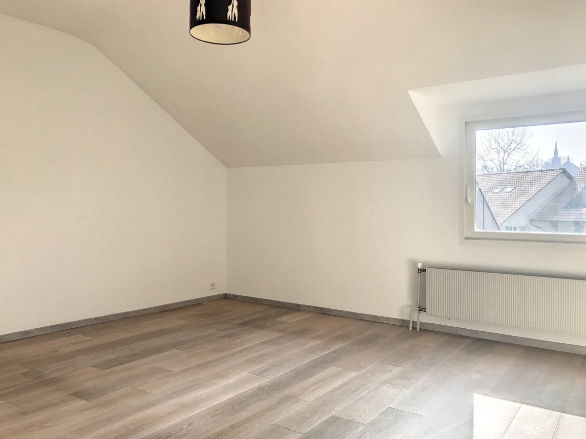 Leerer Dachraum mit Fenster