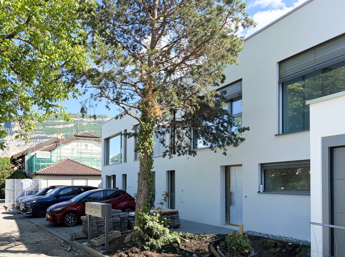 Modernes Einfamilienhaus mit Garten und Stellplätzen