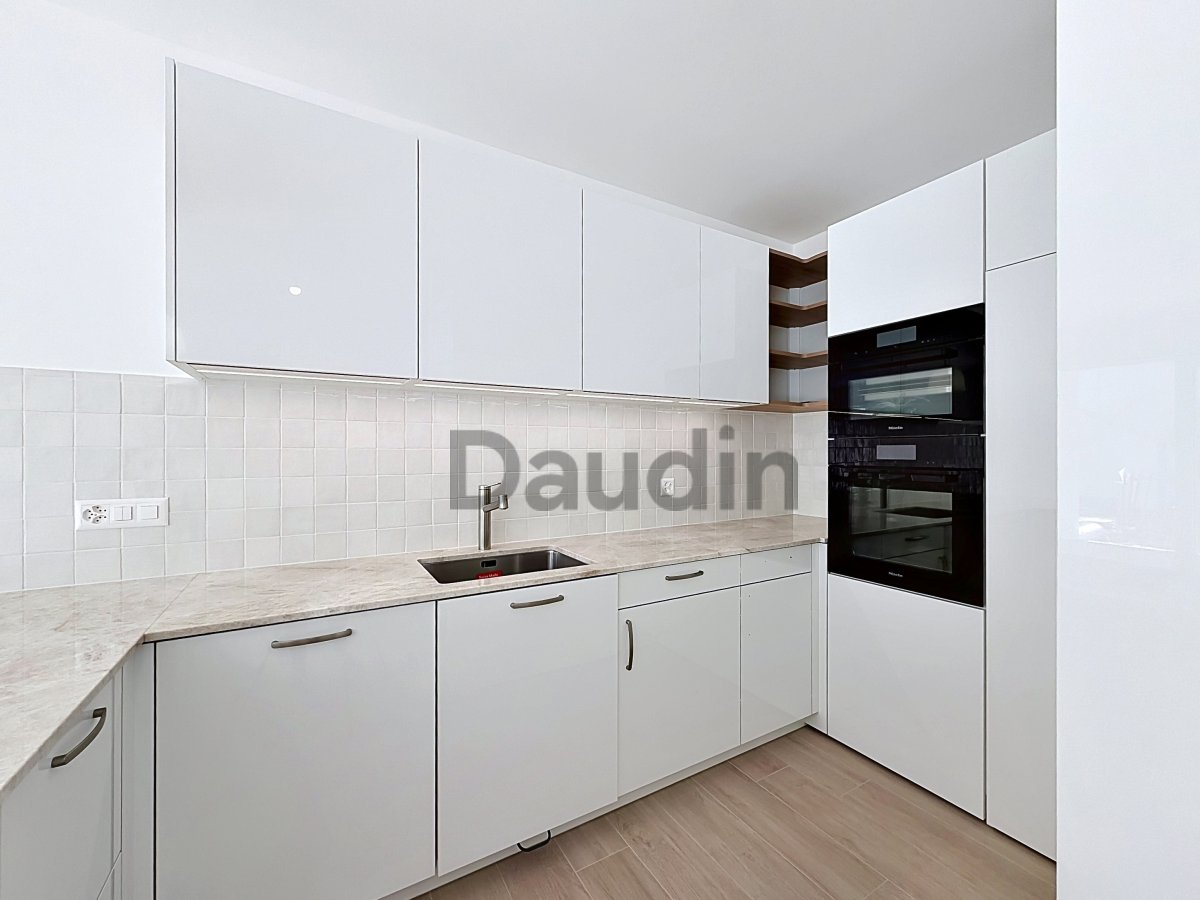 Moderne weiße Küche mit Einbaugeräten