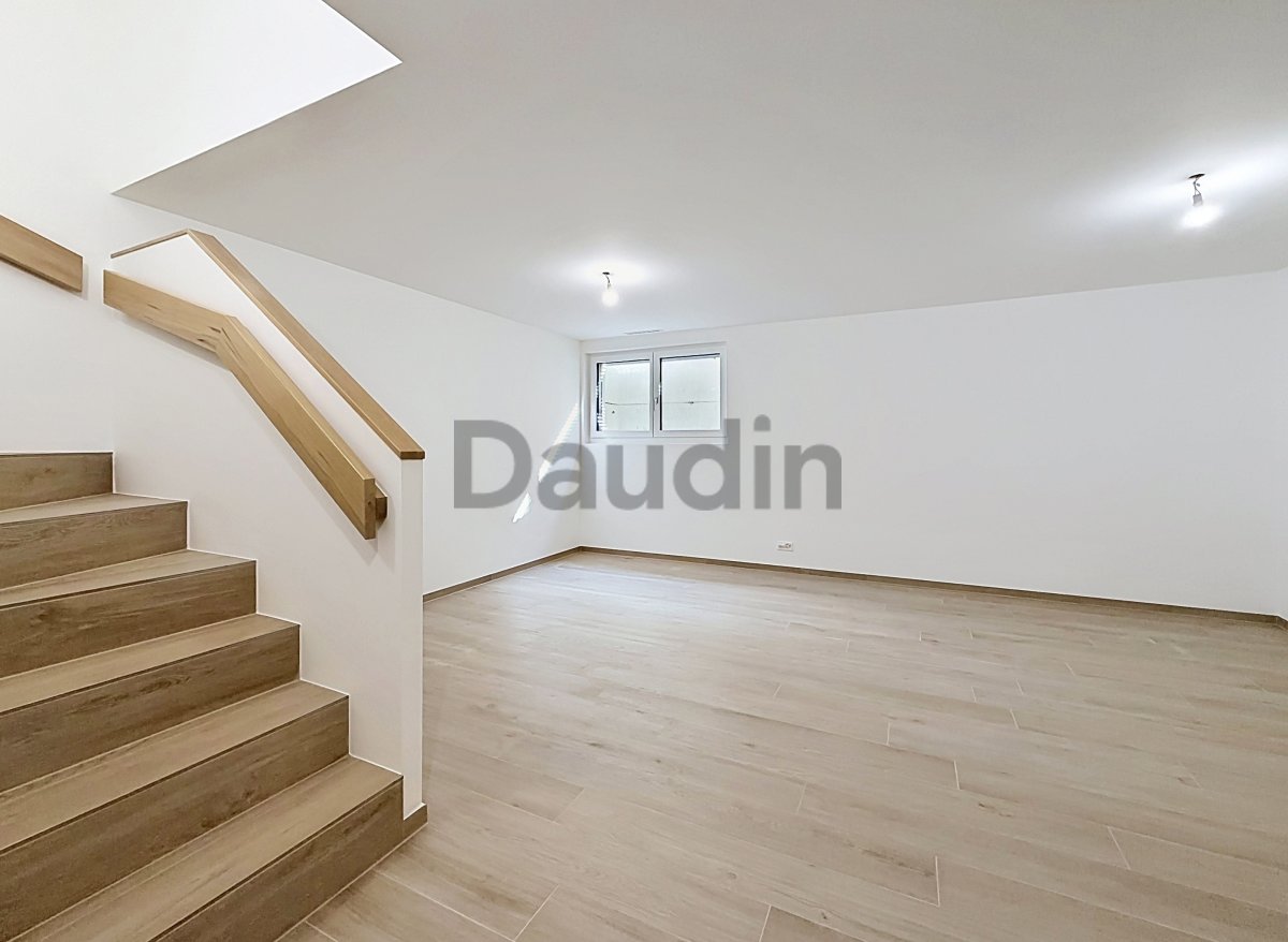 Heller, leerer Innenraum mit Treppe und Fenster