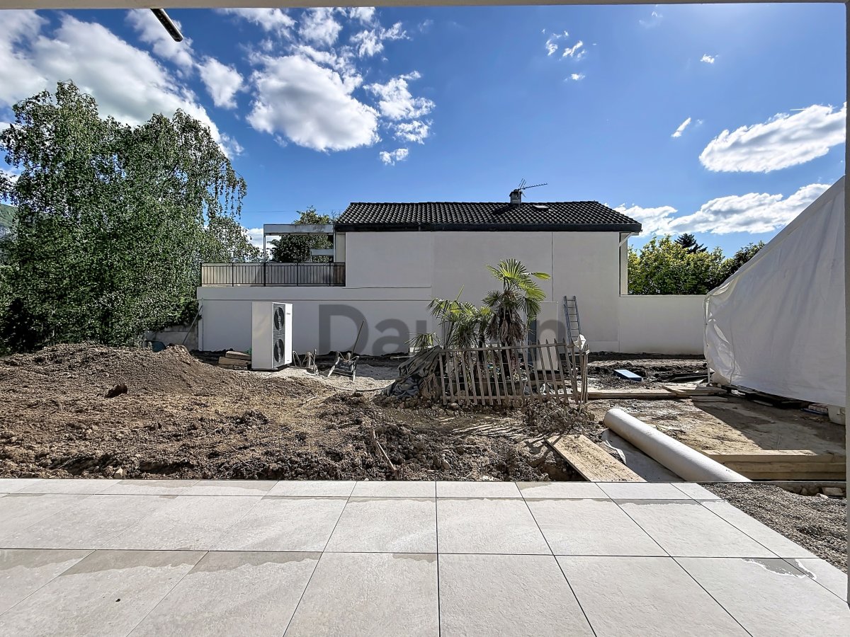 Außenansicht eines Hauses mit unfertigem Garten