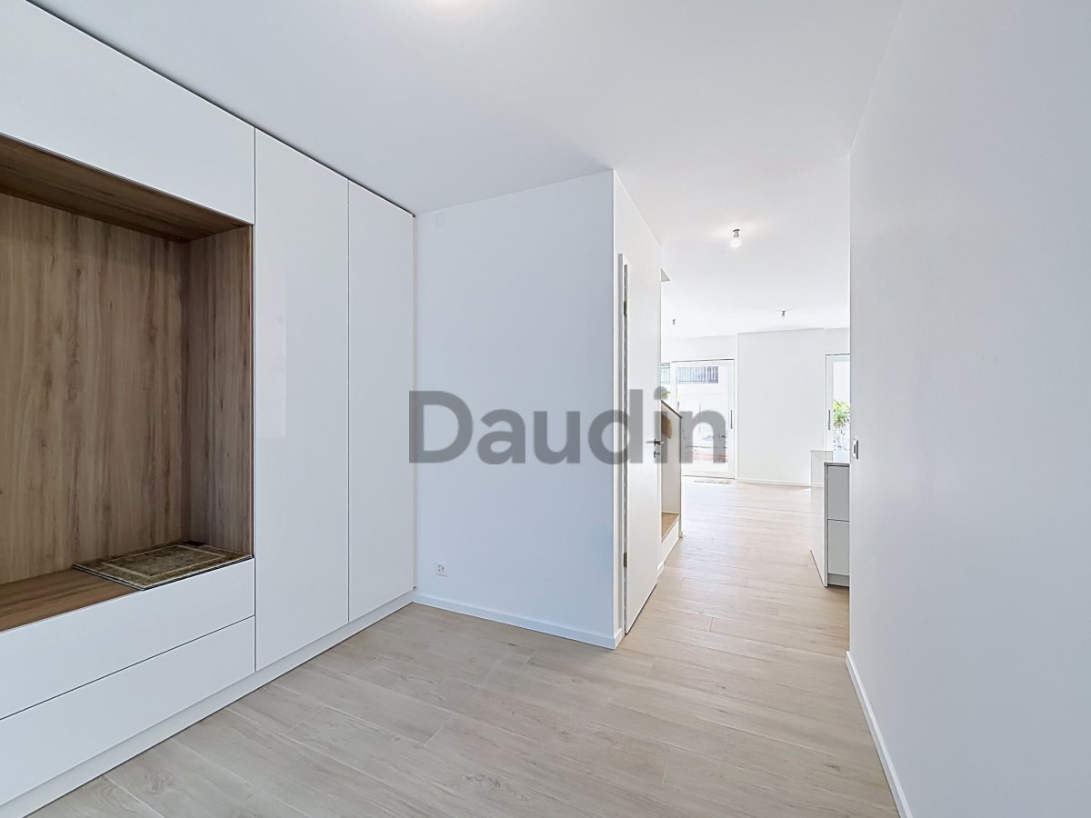 Heller Eingangsbereich mit Einbauschrank