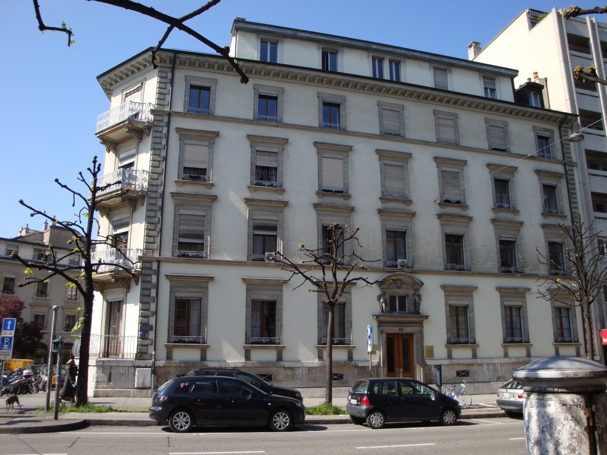 Historische Stadtvilla mit Straßenfassade
