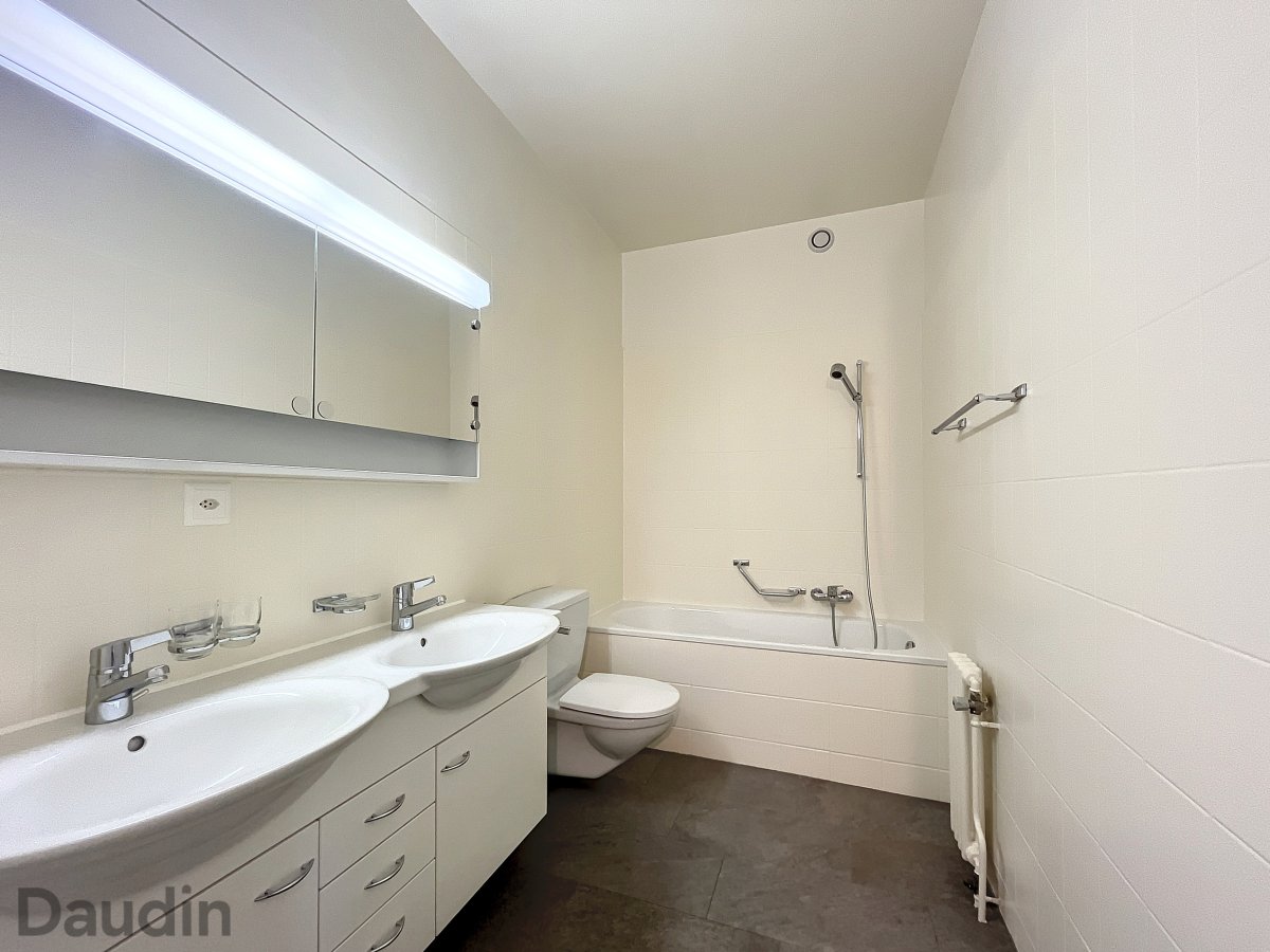 Modernes Badezimmer mit Badewanne und Doppelwaschtisch