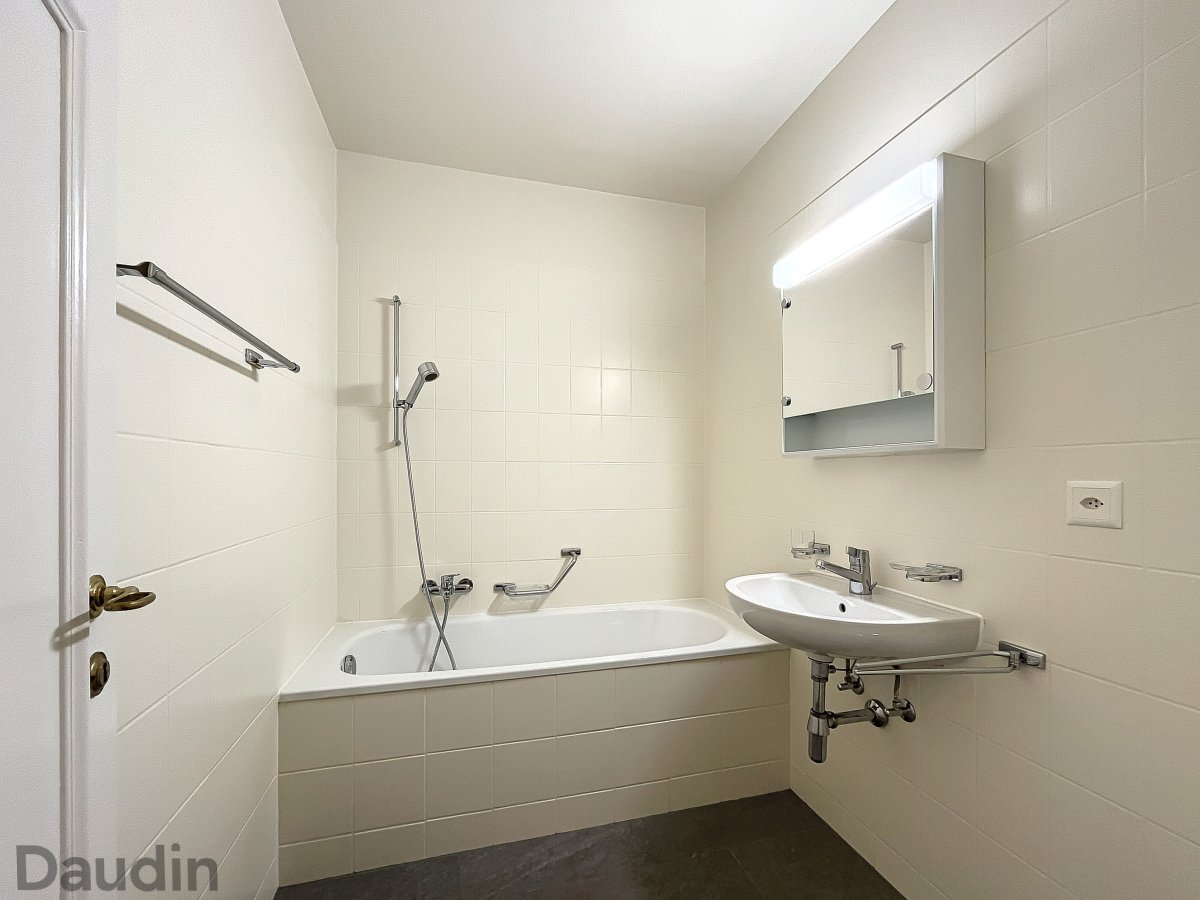 Badezimmer mit Wanne und Wandwaschbecken