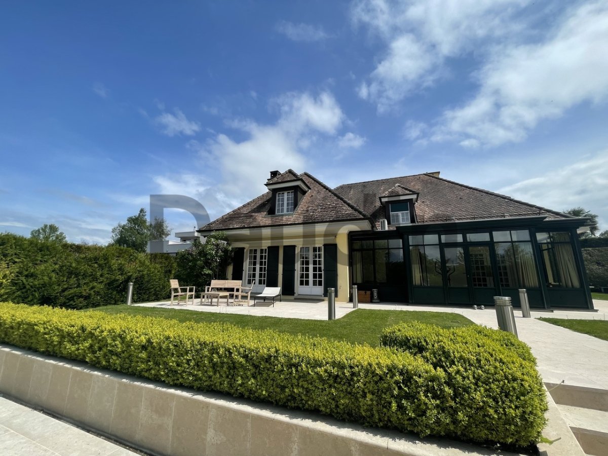 Elegantes Landhaus mit großer Glasveranda