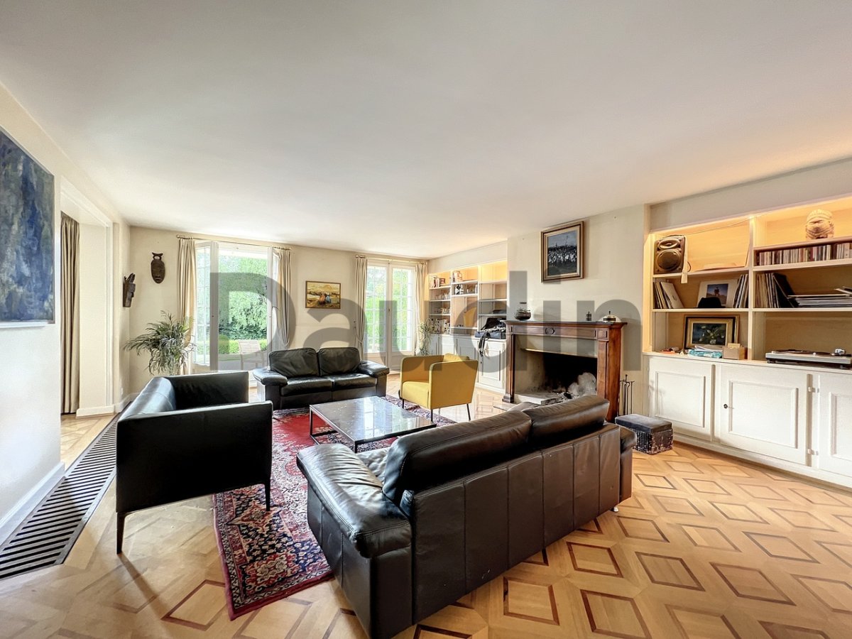 Großzügiges Wohnzimmer mit Kamin und Einbauschränken