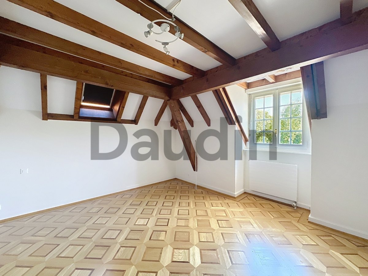 Dachzimmer mit sichtbaren Holzbalken