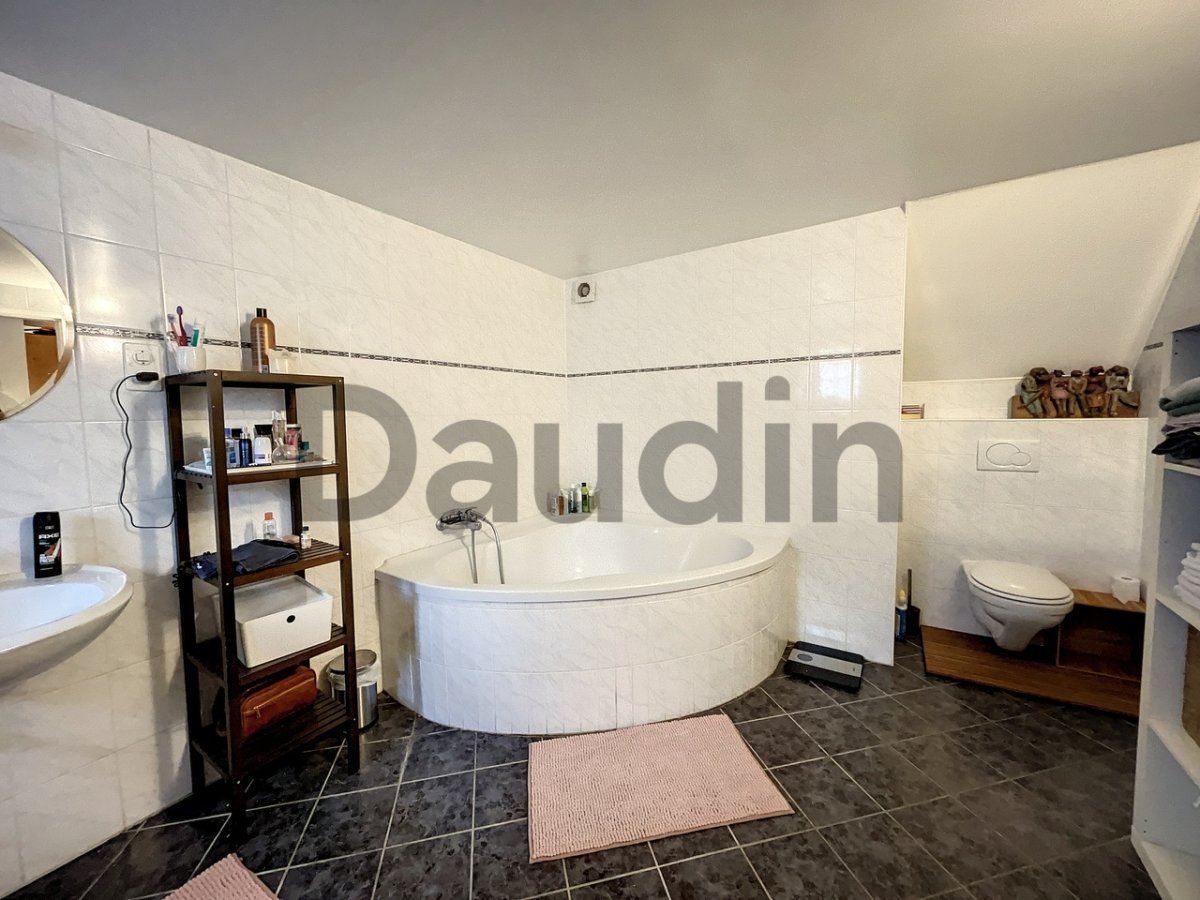 Badezimmer mit Eckwanne und WC