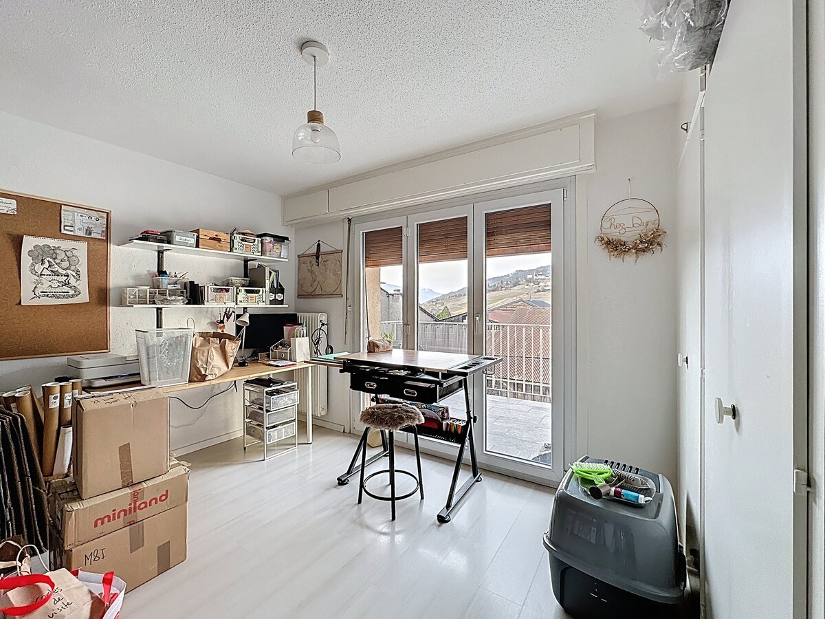 Helles Arbeitszimmer mit Balkonzugang