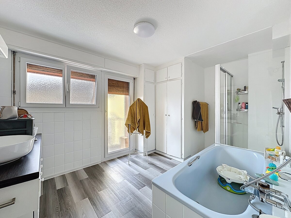 Helles Badezimmer mit Badewanne und Dusche