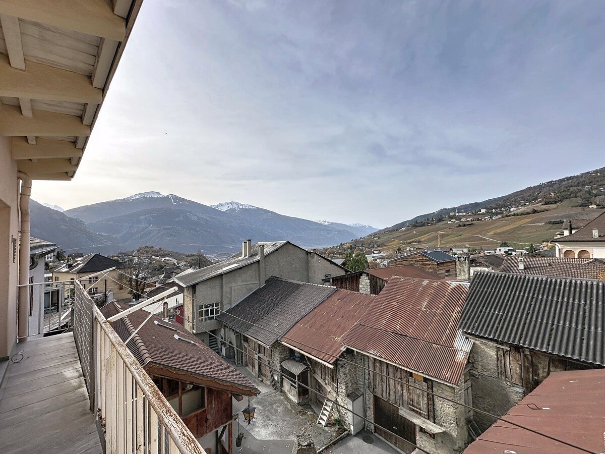 Balkon mit Bergblick über ein Dorf