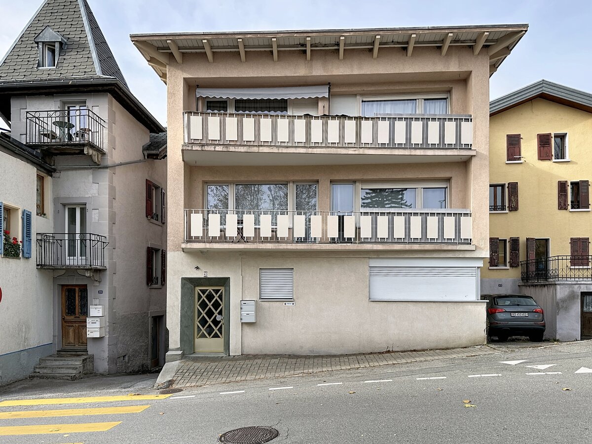 Mehrfamilienhaus an der Straße