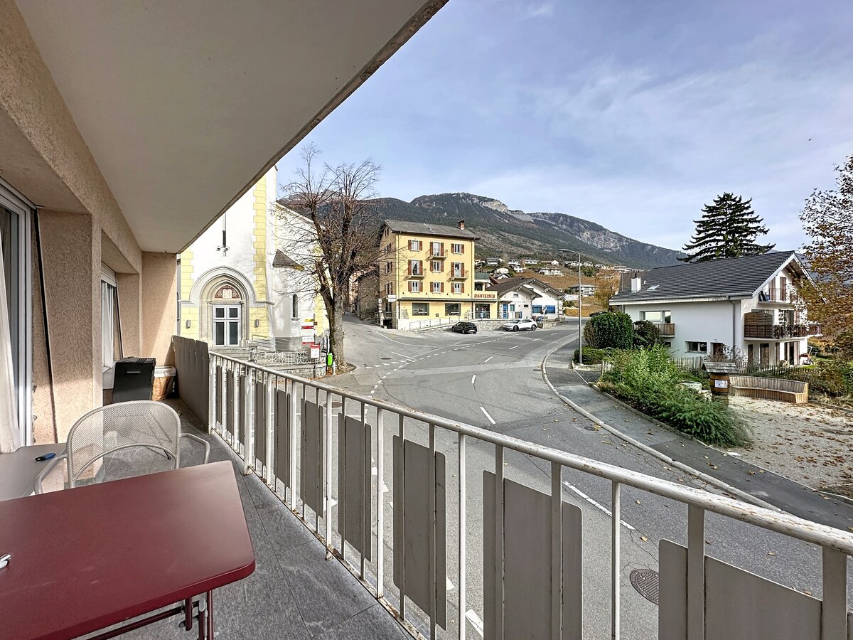 Balkon mit Berg- und Straßenblick