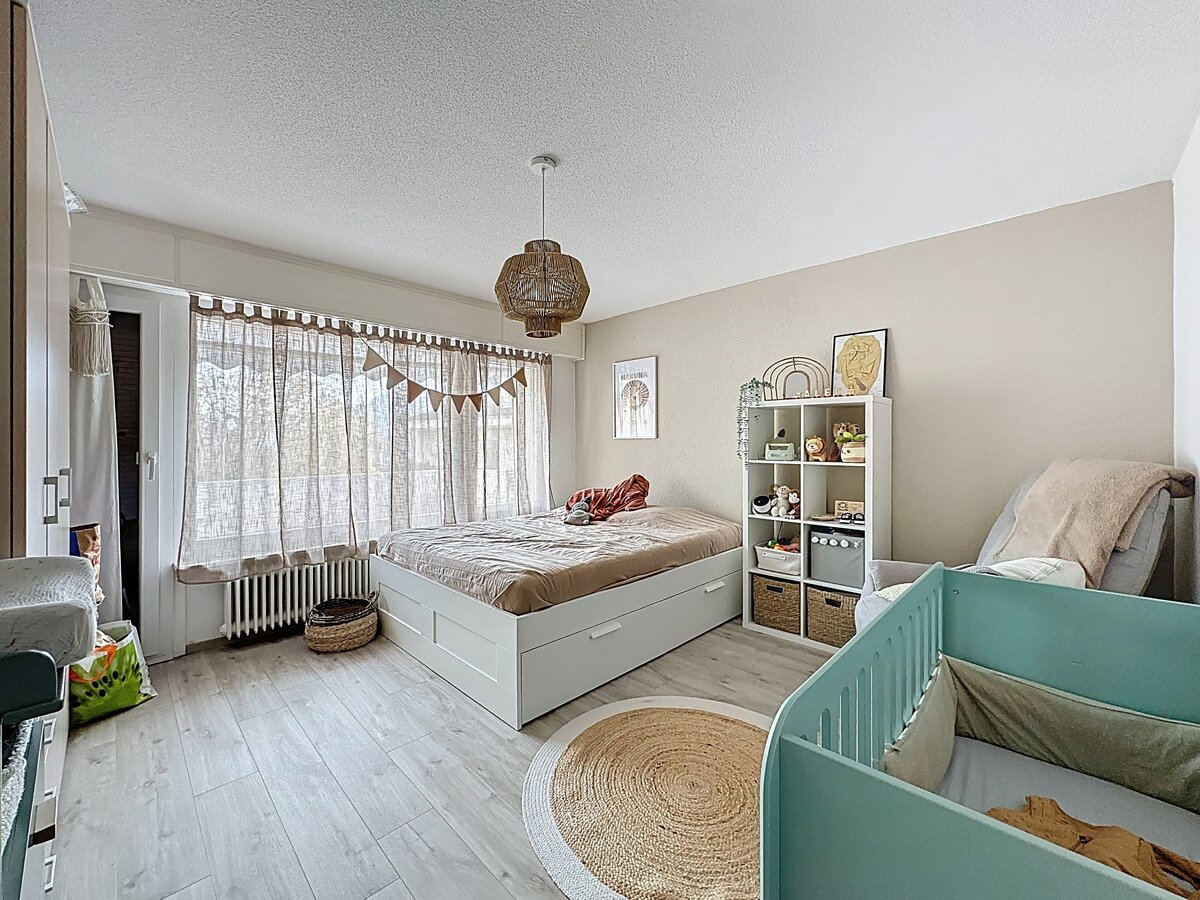 Helles Schlafzimmer mit Kinderbereich