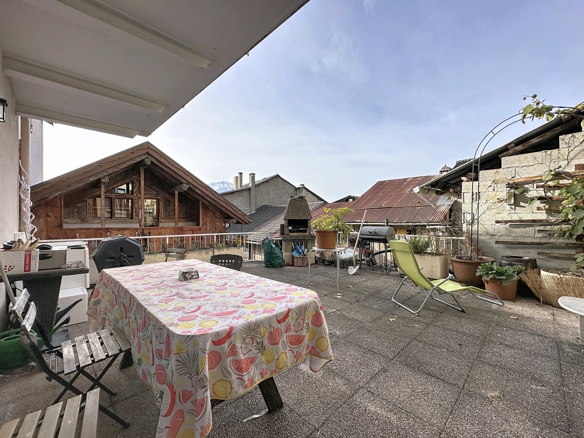 Dachterrasse mit Sitzbereich und Grill