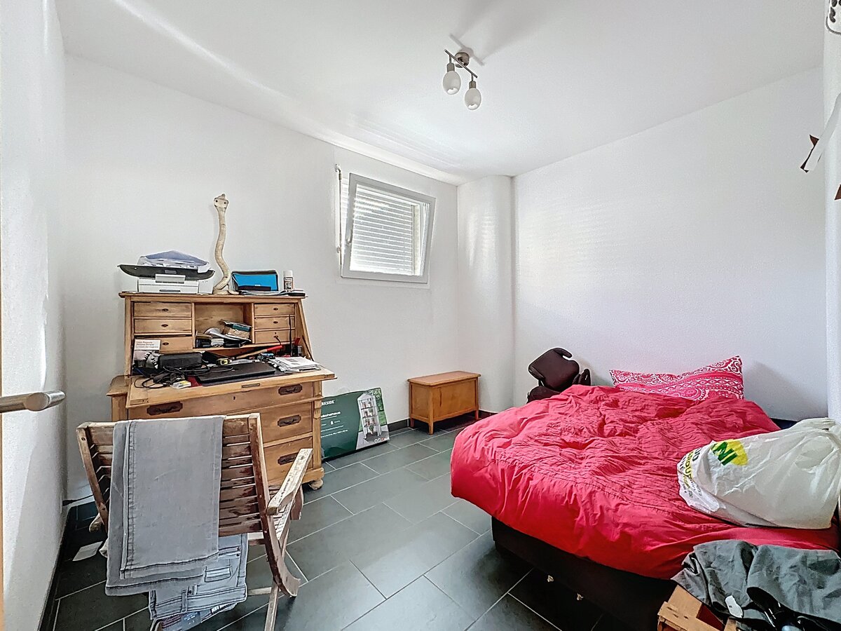 Schlafzimmer mit einfacher Einrichtung