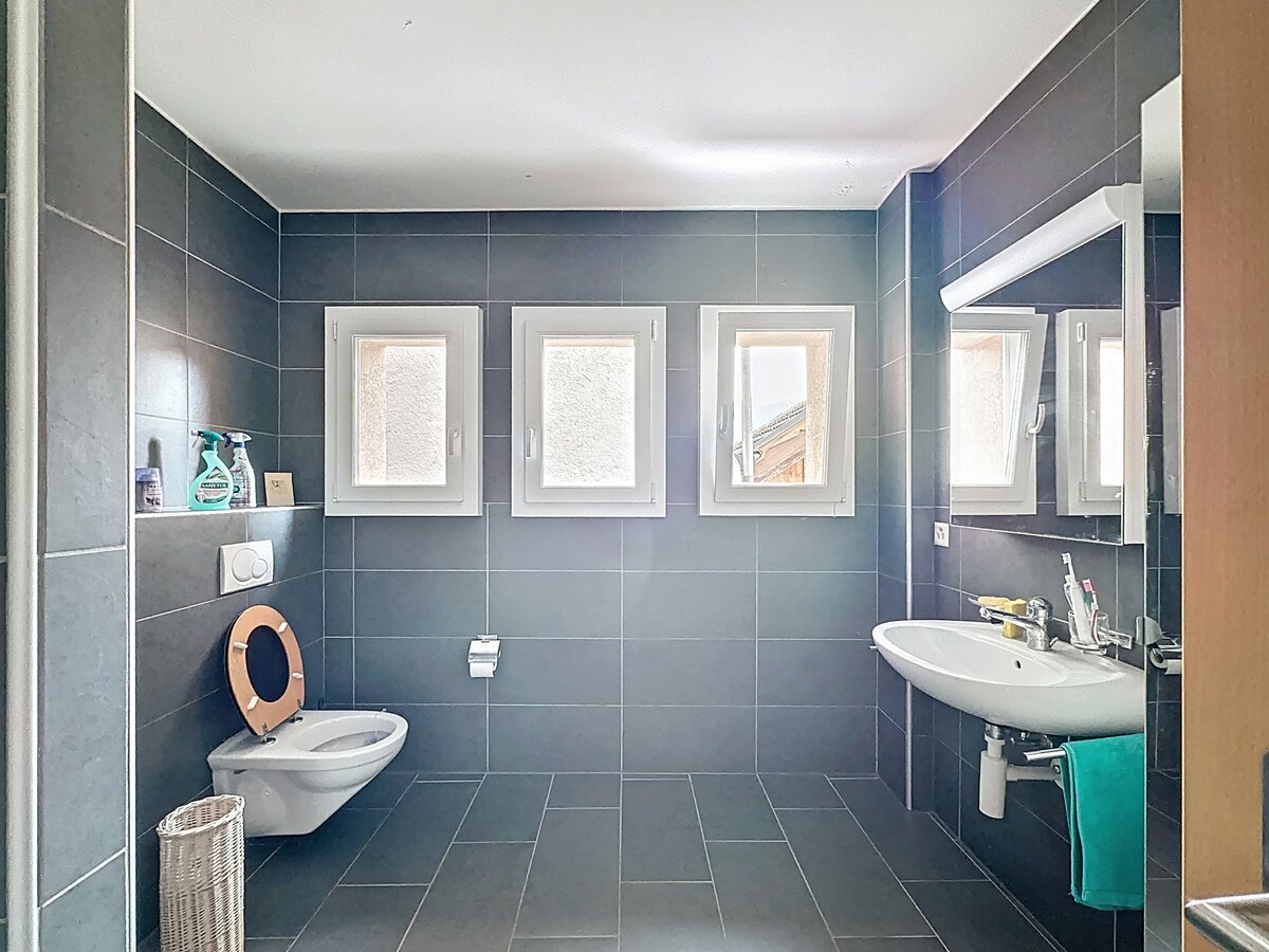 Modernes Badezimmer mit dunklen Fliesen