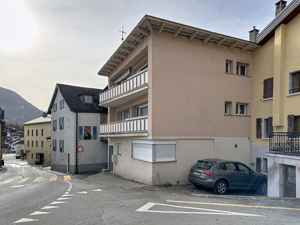Straßenansicht eines Mehrfamilienhauses im Ortskern