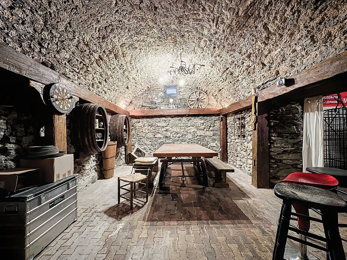 Rustikaler Gewölbekeller mit Holztisch