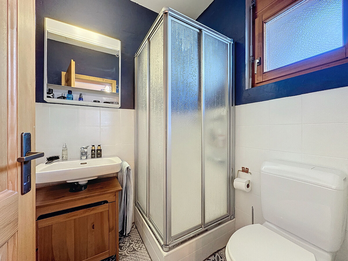 Kleines Bad mit Dusche und WC