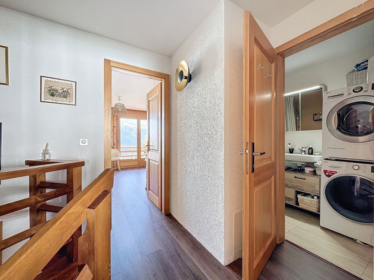 Flur mit Blick ins Schlafzimmer und Hauswirtschaftsraum