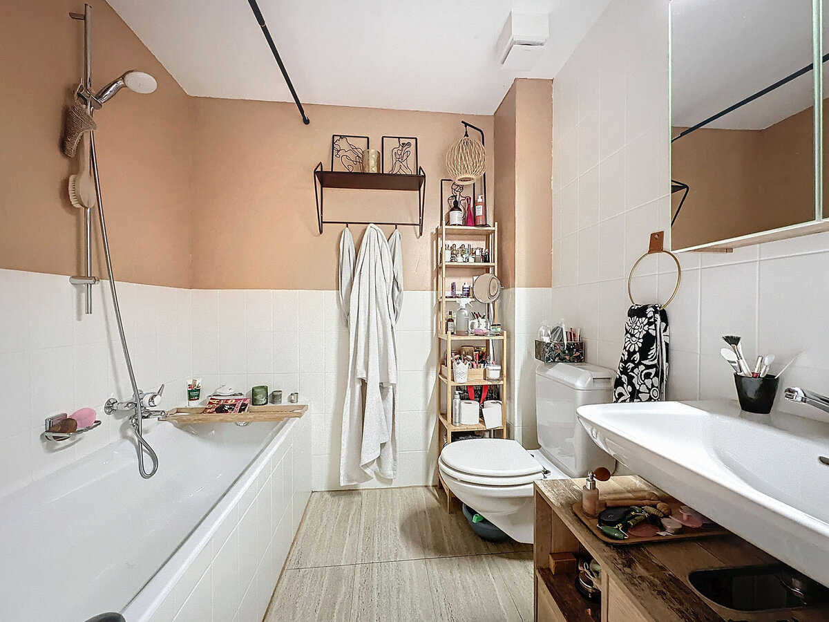 Modernes Badezimmer mit Badewanne und Doppelwaschtisch